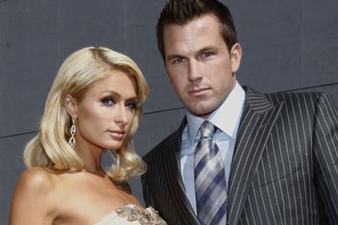 Paris Hilton chia tay “phi công trẻ”