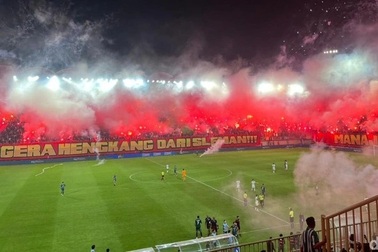 Cổ động viên Indonesia đốt pháo sáng tưng bừng ở giải trong nước