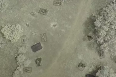 Sự thật bất ngờ đằng sau bức ảnh thi thể người nằm rải rác trên bãi cỏ