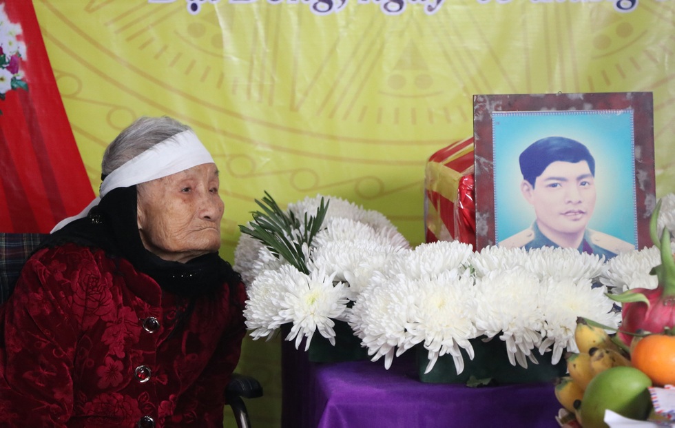 Ký ức của mẹ 104 tuổi về con trai nhét đá vào túi để được đi đánh giặc