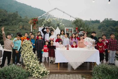 Học sinh lớp 5 tổ chức đám cưới cho cô giáo chủ nhiệm giữa núi đồi