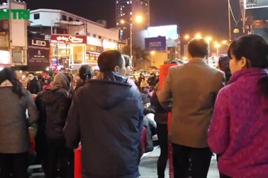 Hàng nghìn người chen chân làm lễ giải hạn tại chùa Phúc Khánh