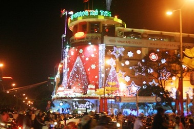 Dòng người đổ ra đường đón Giáng sinh sớm
