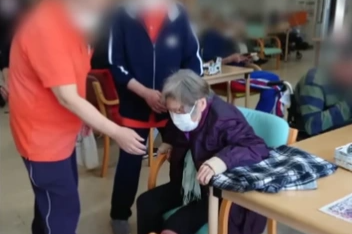 ផ្ទះគិលានុបដ្ឋាយិកាបិទភ្លាមៗ សាច់ញាតិភ័យស្លន់ស្លោ៖ ម៉ែខ្ញុំនៅឯណា? - ២ Viện dưỡng lão đột ngột đóng cửa, thân nhân hoảng loạn: Mẹ của tôi đâu? - 2