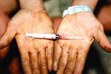 Dùng kim tiêm có dính máu HIV để đe dọa phạm tội gì?