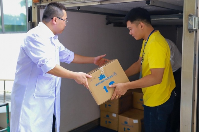 Vietnam Airlines bàn giao cho VietHarvest thực phẩm khô như gói hạt rang, bánh đóng gói các loại, hộp ngũ cốc để chuyển tới các tổ chức, cá nhân có hoàn cảnh khó khăn.