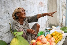 Cụ bà 92 tuổi bán dạo mưu sinh, nước mắt chảy xuôi thương 9 con phận khó