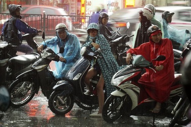 Phụ huynh đội mưa rào chờ con thi