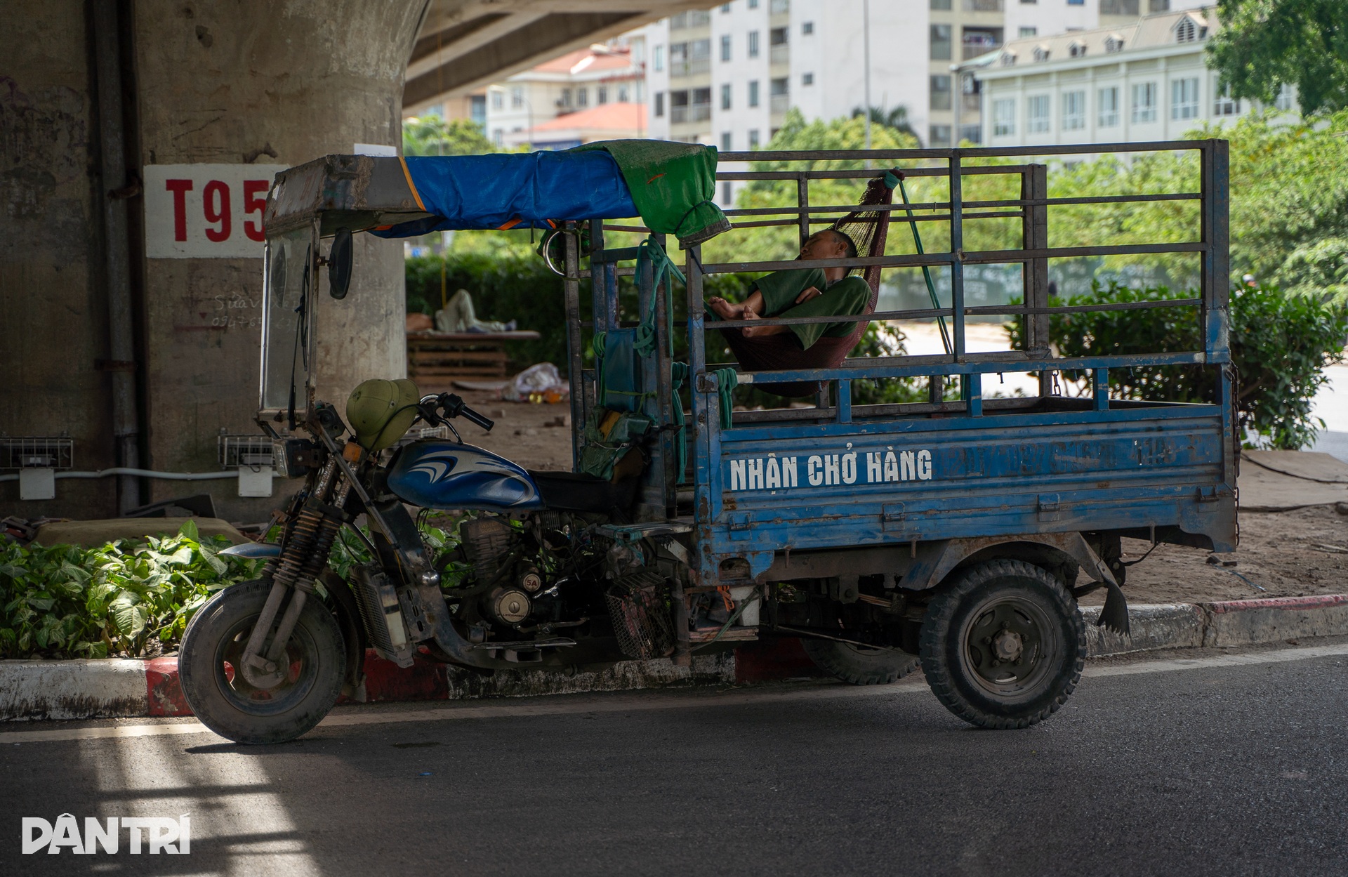 Hà Nội: Người lao động oằn mình mưu sinh dưới cái nắng như thiêu đốt - 11 Hà Nội: Người lao động oằn mình mưu sinh dưới cái nắng như thiêu đốt - 11