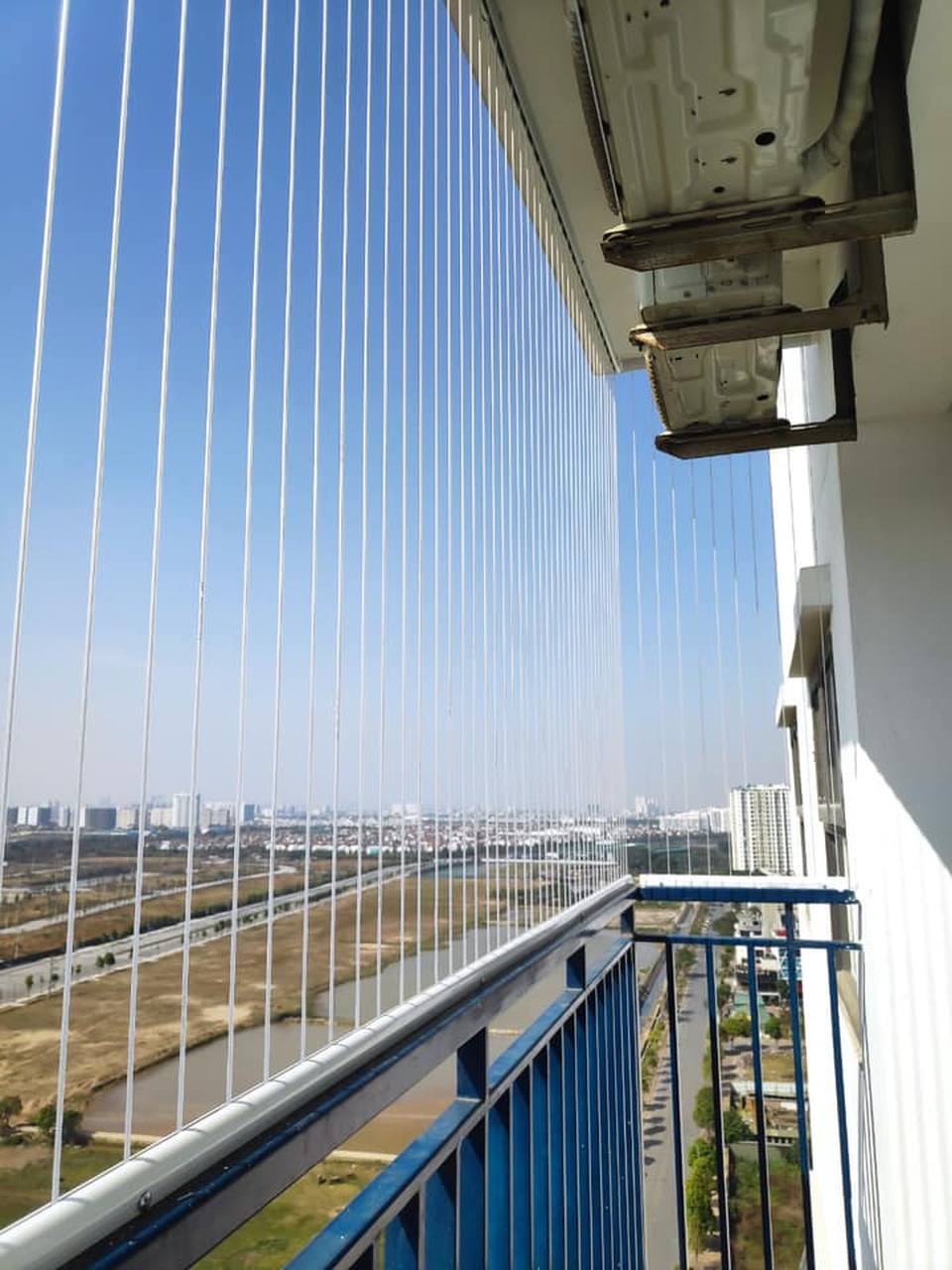 Dân Hà Nội tức tốc lắp lưới an toàn ban công sau vụ cháu bé rơi ở chung cư - 2 Dân Hà Nội tức tốc lắp lưới an toàn ban công sau vụ cháu bé rơi ở chung cư - 2