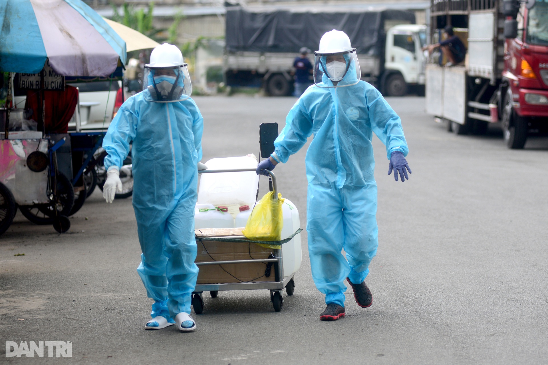 Thiếu niên 15 tuổi tình nguyện tham gia đội khử khuẩn đường phố ở Sài Gòn - 18