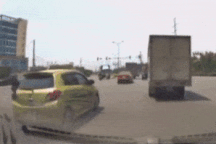 Xe tải quay đầu tông vào đuôi ô tô con - Ai đúng, ai sai?