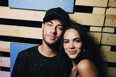 Neymar gây “bão” với loạt ảnh hẹn hò bạn gái xinh đẹp