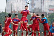 HLV Park Hang Seo cho học trò tập chống bóng bổng để đấu Afghanistan