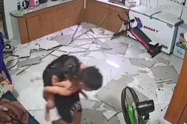 Bé trai phản ứng bình tĩnh, cứu em gái khi tình huống bất ngờ xảy ra