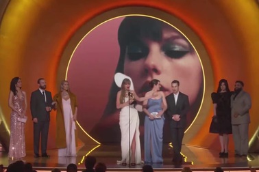 Taylor Swift là nghệ sĩ đầu tiên giành 4 giải Album xuất sắc nhất năm