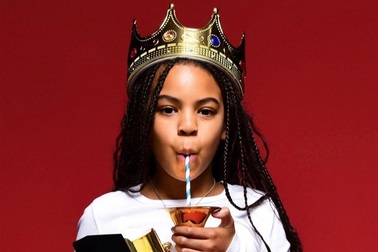 Bất ngờ với gia thế của nữ ca sĩ "nhí" giành giải Grammy khi mới 9 tuổi