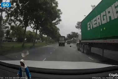 Xe container suýt gây tai nạn vì vượt ẩu, tạt đầu xe con