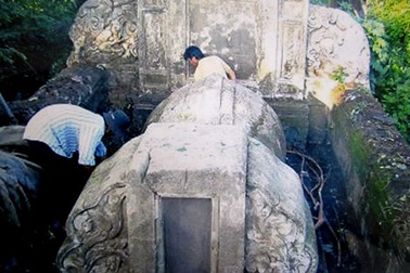 “Bơ vơ” ngôi mộ cổ
