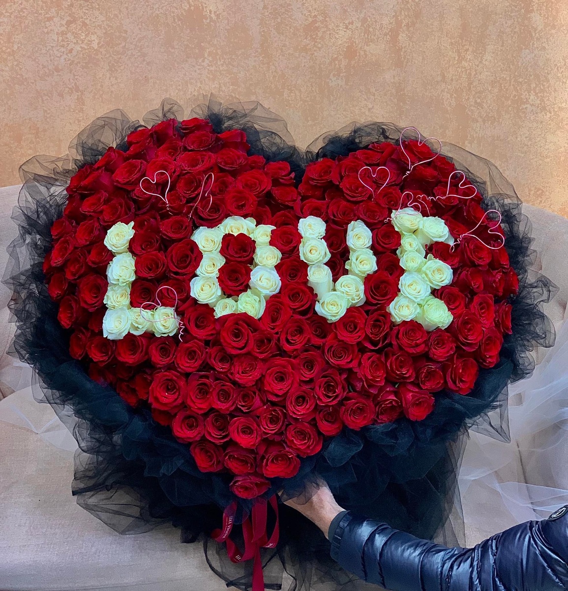 Ngày Valentine, phụ nữ thích nhận bó hoa 20 triệu đồng hay tiền mặt? | Báo  Dân trí