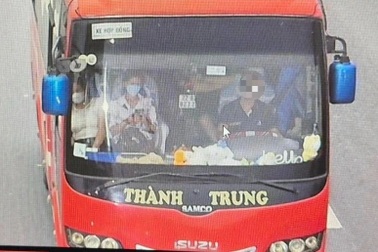 Camera AI phát hiện ô tô khách chở chung xe máy với người