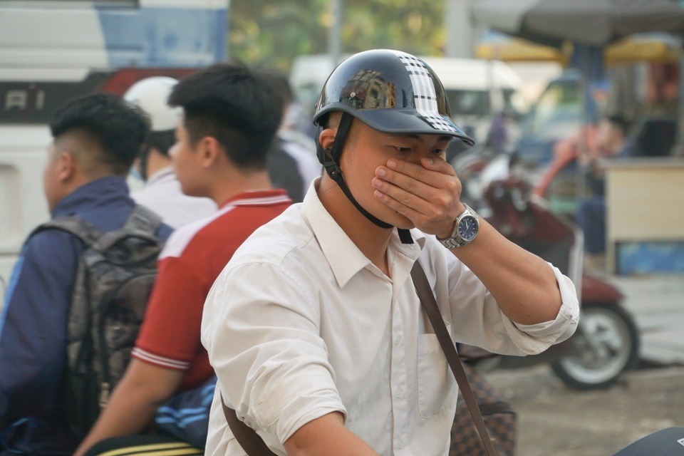 Khói xe và bụi đường khiến người dân Hà Nội lầm tưởng “sương mù” - 9 Khói xe và bụi đường khiến người dân Hà Nội lầm tưởng “sương mù” - 9