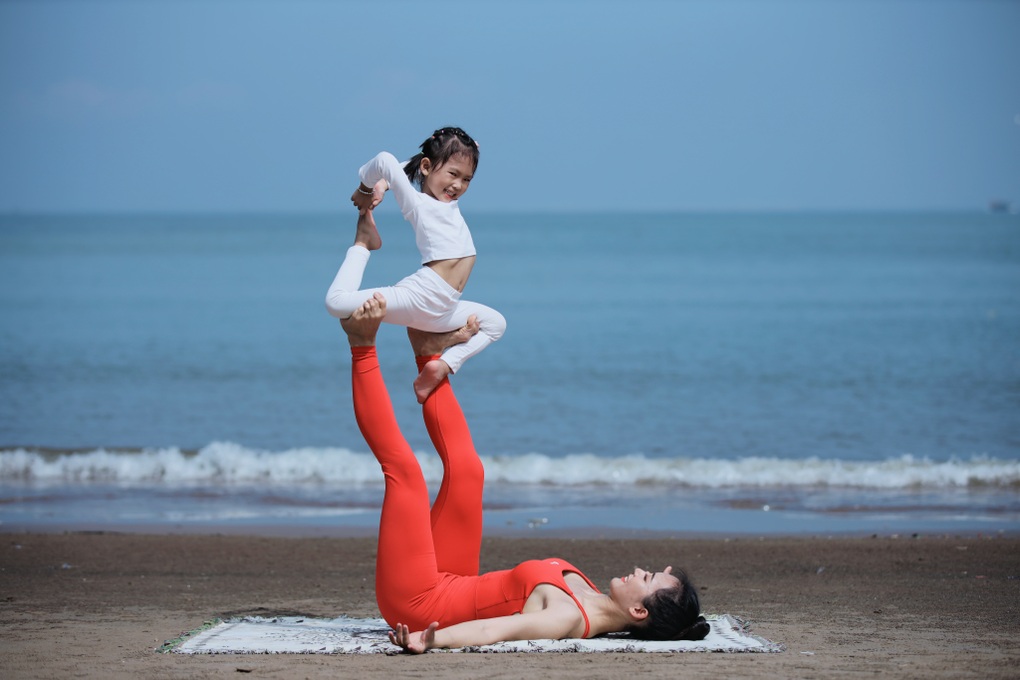 Huấn luyện viên yoga triệu view hào hứng tham gia ngày hội yoga Dân trí - 3 Huấn luyện viên yoga triệu view hào hứng tham gia ngày hội yoga Dân trí - 3