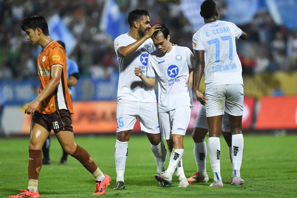 CLB Nam Định thắng HAGL 6-1, CLB Bình Định hòa Thể Công Viettel - 1 CLB Nam Định thắng HAGL 6-1, CLB Bình Định hòa Thể Công Viettel