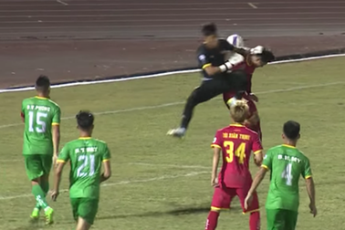 Giới trọng tài bức xúc, đòi phạt nặng thủ môn CLB Cần Thơ