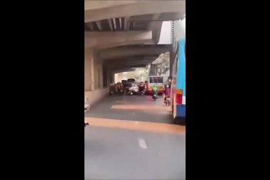 Xe buýt lạng lách, chèn ép xe máy trên đường đông