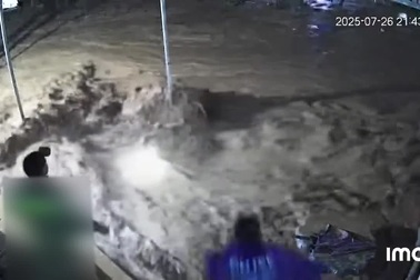 Người đàn ông lao ra giữa nước lũ cuồn cuộn cứu người ở Sơn La