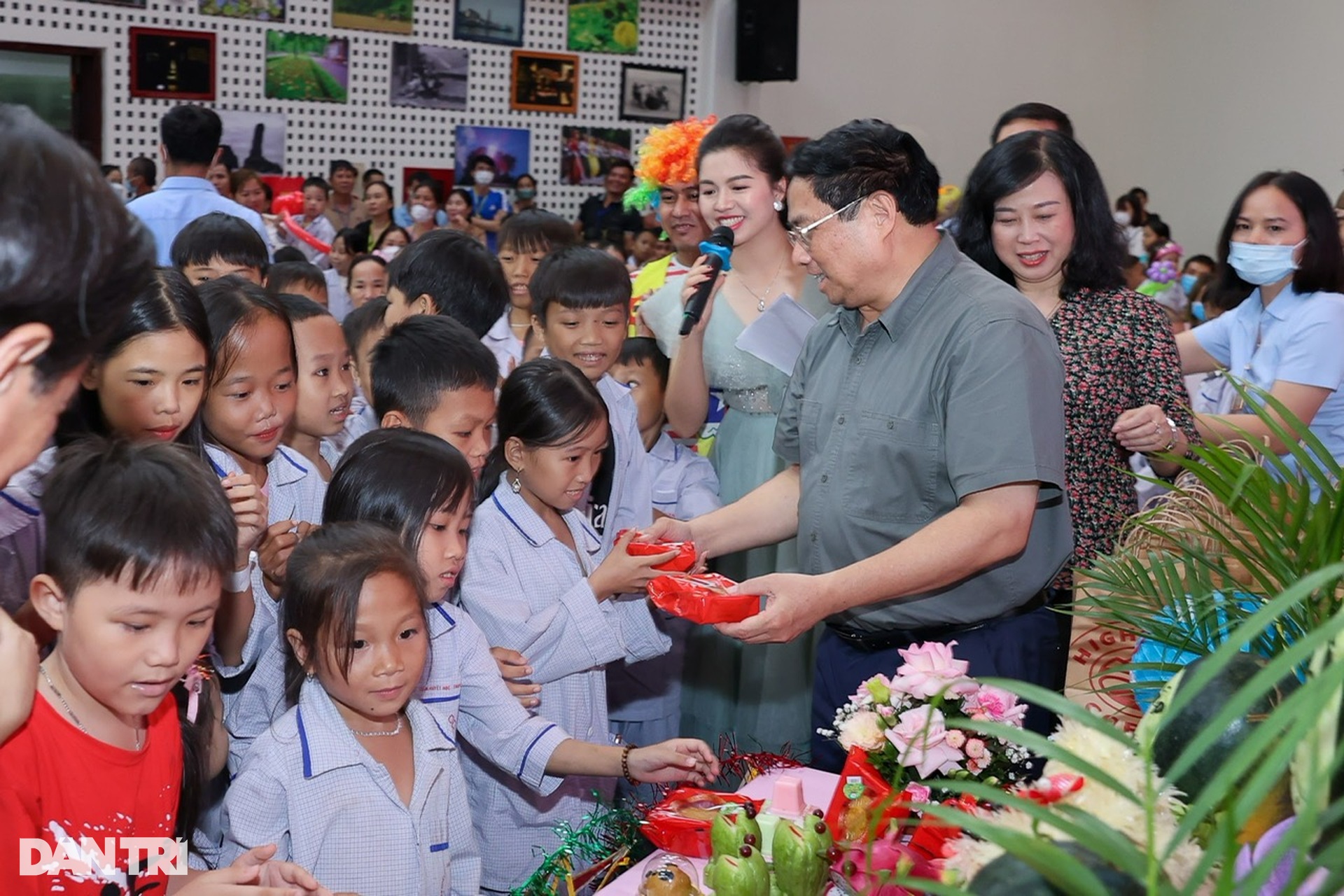 Thủ tướng, 2 Bộ trưởng phá cỗ Trung thu cùng bệnh nhi - 8 Thủ tướng, 2 Bộ trưởng phá cỗ Trung thu cùng bệnh nhi - 8