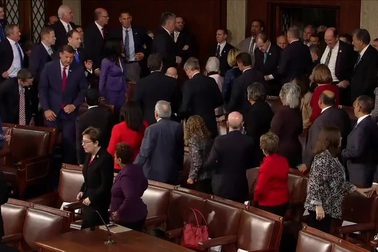 Động thái lạ của Tổng thống Macron trong bài phát biểu trước quốc hội Mỹ