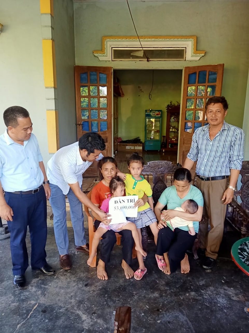 Bé gái mồ côi sống trong vòng tay yêu thương của bạn đọc Dân trí - 1 Bé gái mồ côi sống trong vòng tay yêu thương của bạn đọc Dân trí - 1