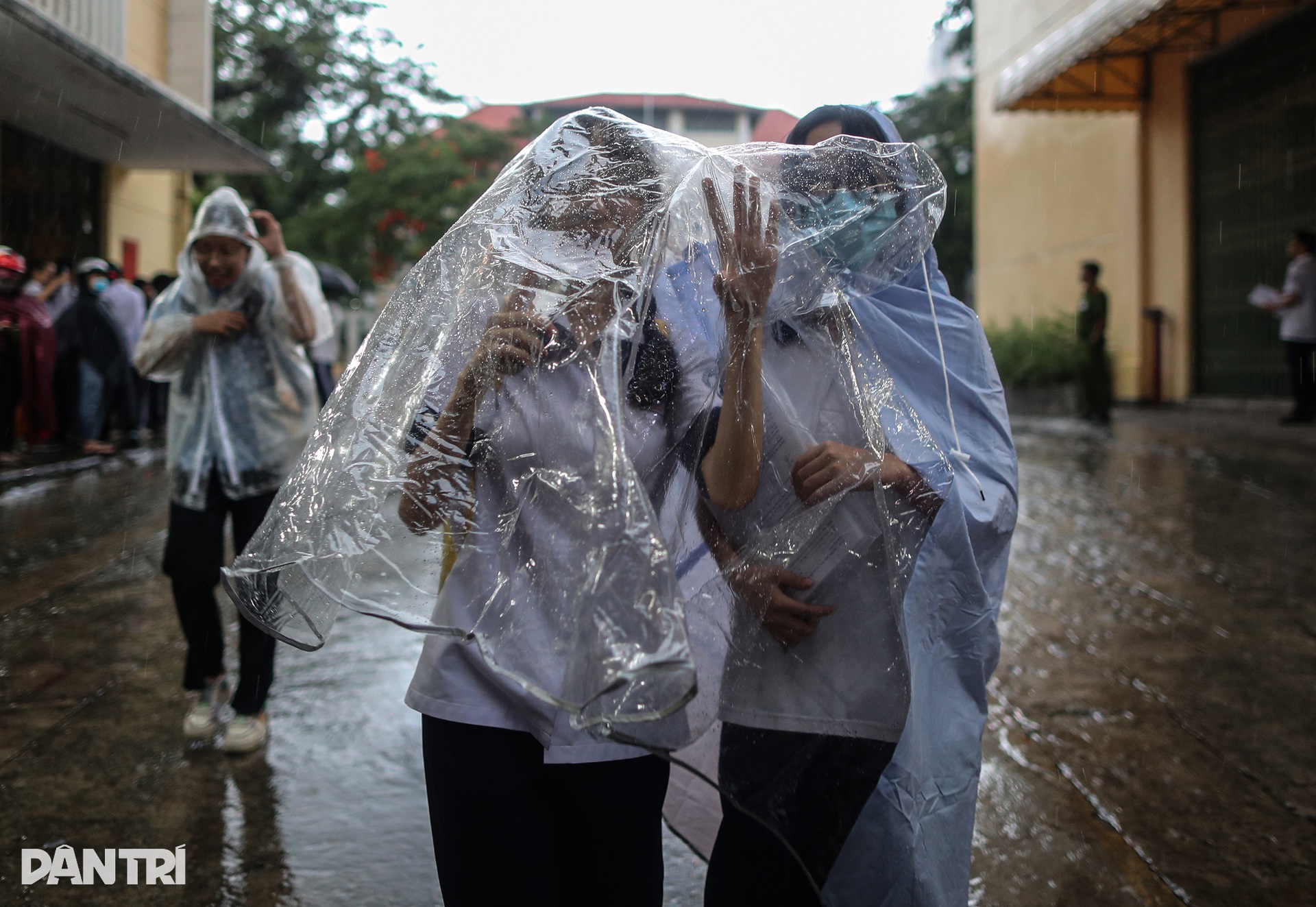 Những hình ảnh ấn tượng của kỳ thi tốt nghiệp THPT 2023 - 16