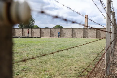 Cụ ông 100 tuổi bị buộc 3518 tội giết người