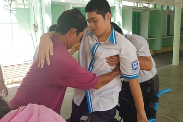 Nam sinh gãy chân, ngồi xe lăn vẫn không bỏ thi THPT quốc gia