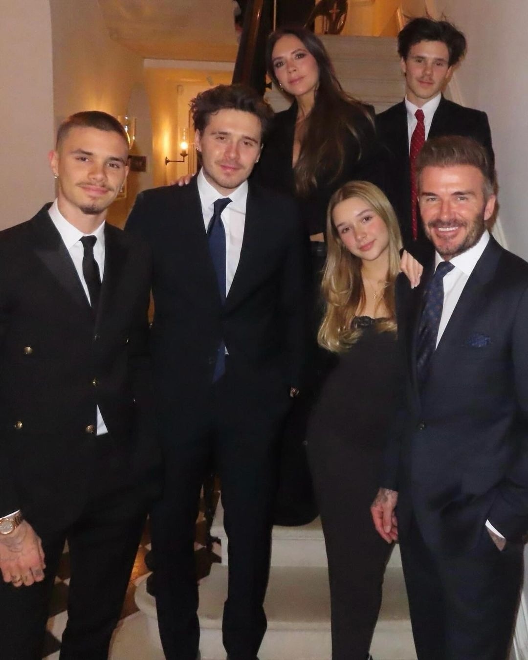 Gia đình của cựu danh thủ David Beckham (Ảnh: Hello Mag).