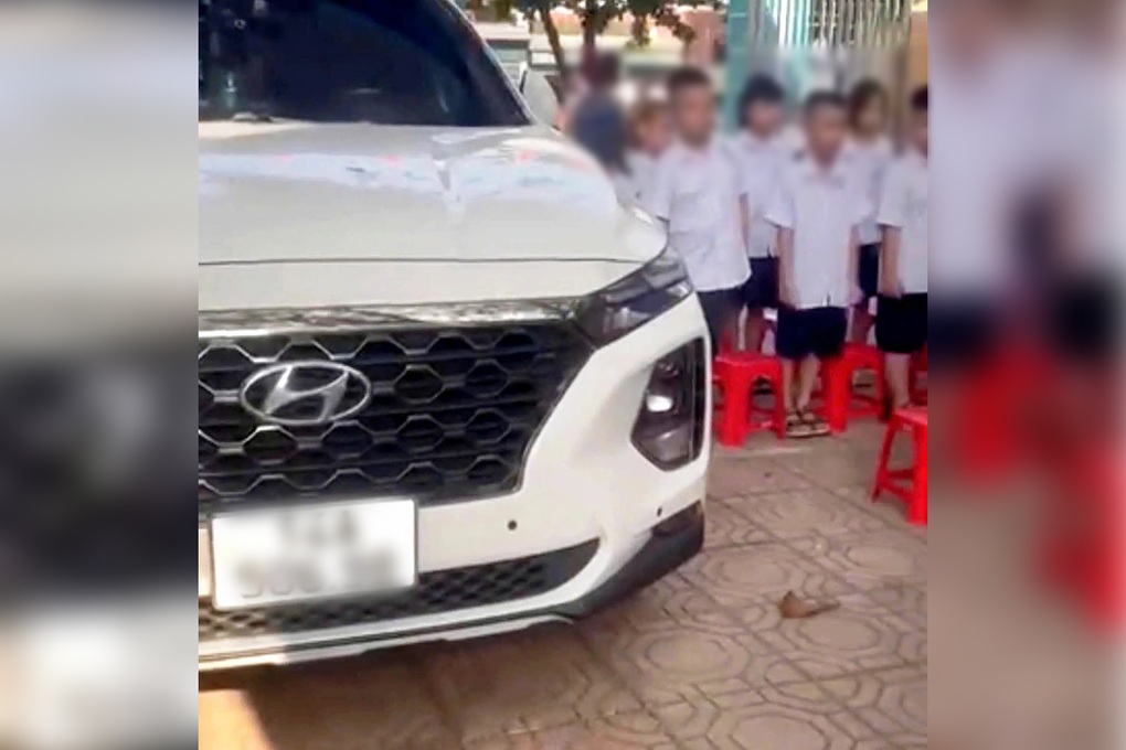 Yêu cầu làm rõ thông tin ô tô đỗ cạnh học sinh đang chào cờ ở Quảng Ninh - 1