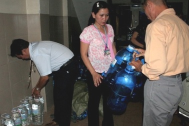 Nước uống đóng chai: Đụng đâu đình chỉ đó!