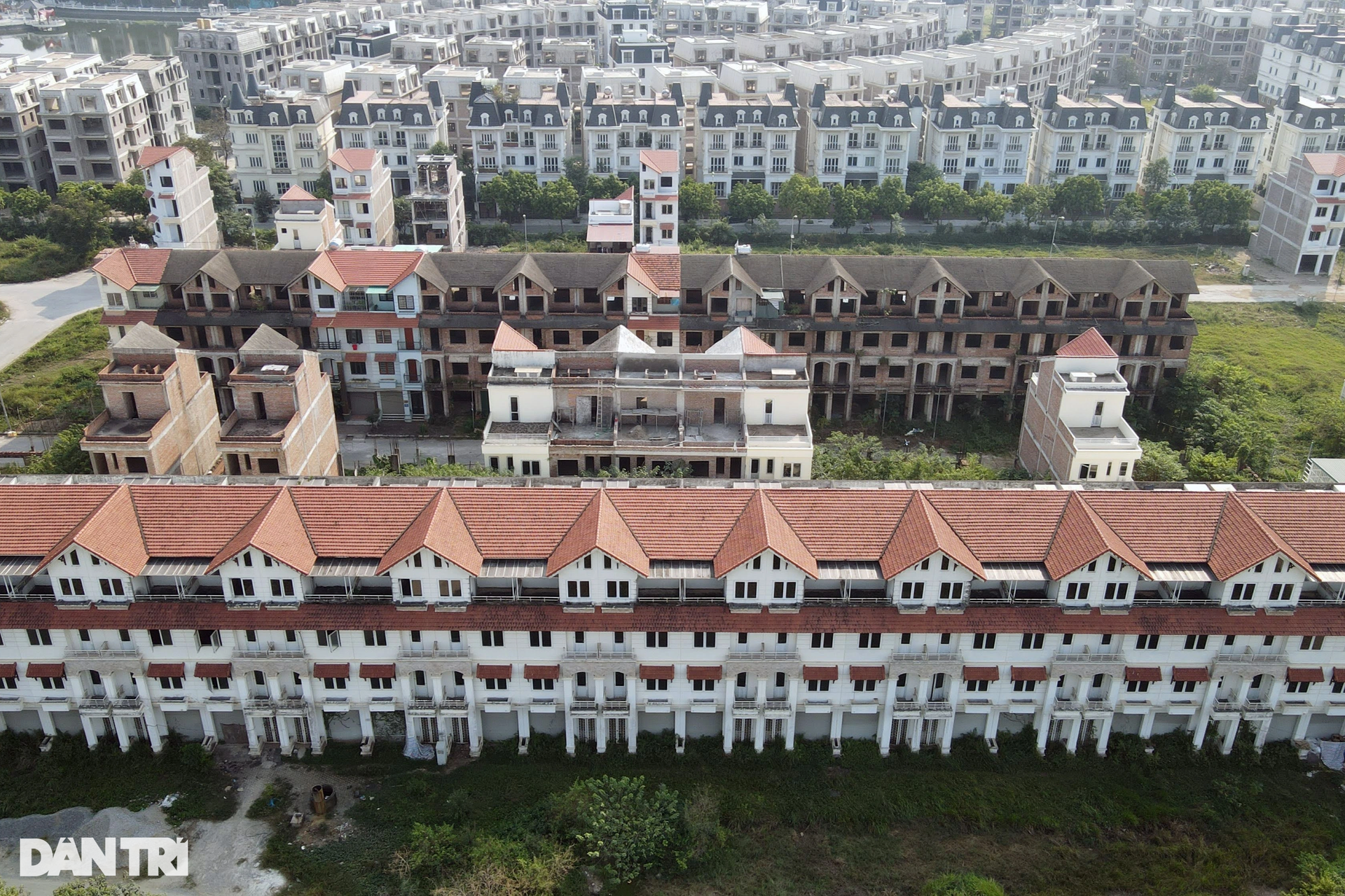 Thị trường trầm lắng, nhà liền kề tiền tỷ ở Hà Nội thành nơi nuôi bò - 3 Thị trường trầm lắng, nhà liền kề tiền tỷ ở Hà Nội thành nơi nuôi bò - 3