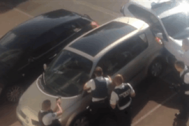 Khoảnh khắc cảnh sát Pháp bắn nghi phạm cố thủ trong xe