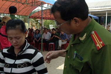 Rạch mặt bé 2 tuổi vì... ghen bóng gió