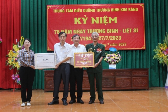 Thừa ủy quyền lãnh đạo Bộ, Cục trưởng Đào Ngọc Lợi ân cần hỏi thăm, chúc sức khỏe các thương, bệnh binh và trao quà tặng của Bộ Lao động - Thương binh và Xã hội tới các thương, bệnh binh.