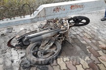 Bị CSGT dừng xe vì vượt đèn đỏ, người đàn ông tự đốt xe máy cháy rụi