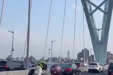 Đường phố Đài Loan rung lắc vì trận động đất 7,2 độ