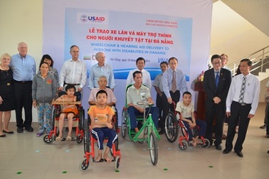 Đoàn nghị sĩ Hoa Kỳ tặng xe lăn, xe lắc cho người khuyết tật