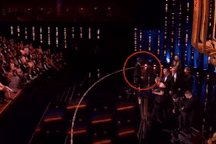 Người đàn ông lên "nhận hôi" giải thưởng tại lễ trao giải điện ảnh đình đám