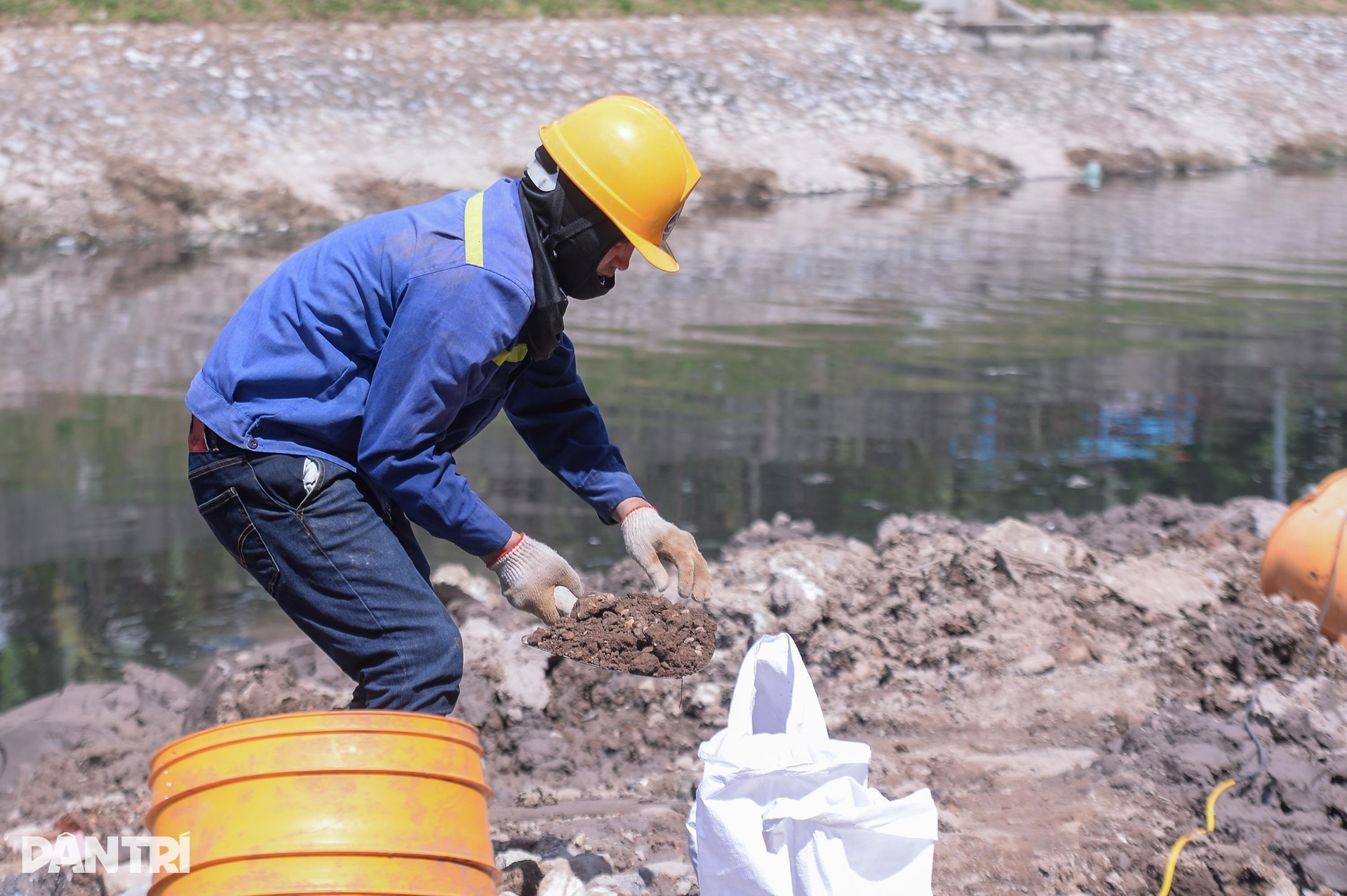 Đẫm mồ hôi mưu sinh dưới cái nắng đỉnh điểm gần 50 độ C ở Hà Nội - 5 Đẫm mồ hôi mưu sinh dưới cái nắng đỉnh điểm gần 50 độ C ở Hà Nội - 5