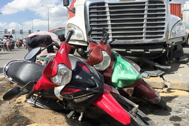 Xe container nổ lốp, tông hàng loạt phương tiện ở cửa ngõ TPHCM